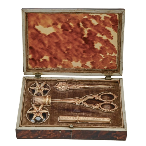 156 - A French gold necessaire, c1840, in plush lined tortoiseshell box, 95 x 140mm, 15g excluding scissor... 