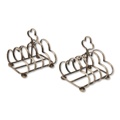 167 - A pair of George V silver five-hoop toast racks, 90mm l, by Robert Chandler, Birmingham 1911, 5oz 3d... 