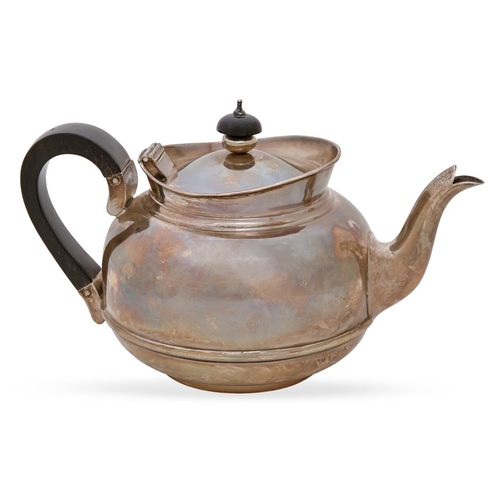 217 - A George V silver teapot, 14cm h, by Mappin & Webb, Birmingham 1914, 15oz 6dwt