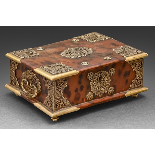 450 - A Dutch East Indies gold mounted tortoiseshell betel box, probably Batavia (Jakarta), 19th c, with p... 