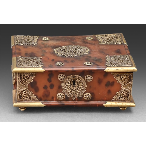 450 - A Dutch East Indies gold mounted tortoiseshell betel box, probably Batavia (Jakarta), 19th c, with p... 