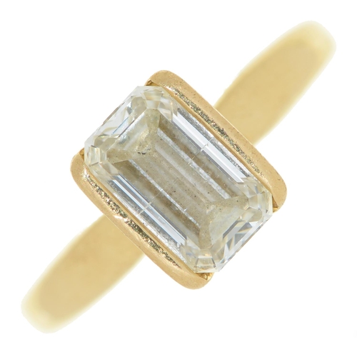 61 - A diamond ring, with emerald cut diamond, in gold, 3.9g, size I