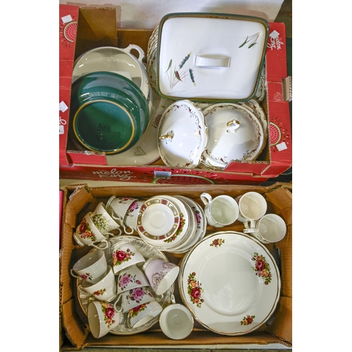 1136 - Miscellaneous porcelain tea and dinner ware, 20th c, to include a Royal Doulton Strasbourg pattern d... 