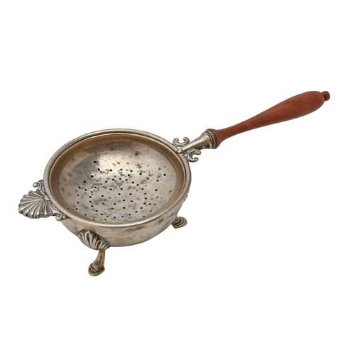 407 - An Elizabeth II silver tea strainer and stand, turned wood handle, 19cm l, by William Comyns & S... 