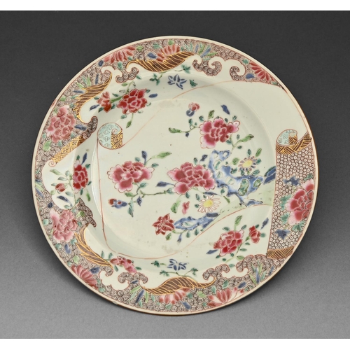 542 - A Chinese export porcelain famille rose plate, late 18th c, enamelled with an unfurled scroll and pe... 