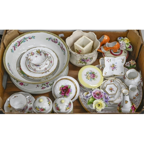 608 - Miscellaneous ceramics, late 20th c, including a Royal Crown Derby Brittany pattern plate, Derby pos... 