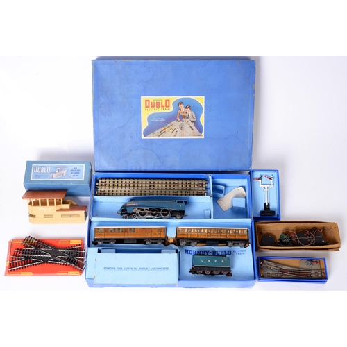 678 - Model railways. A Hornby Dublo EDP1 passenger train, Sir Nigel Gresley electric train set, boxed and... 