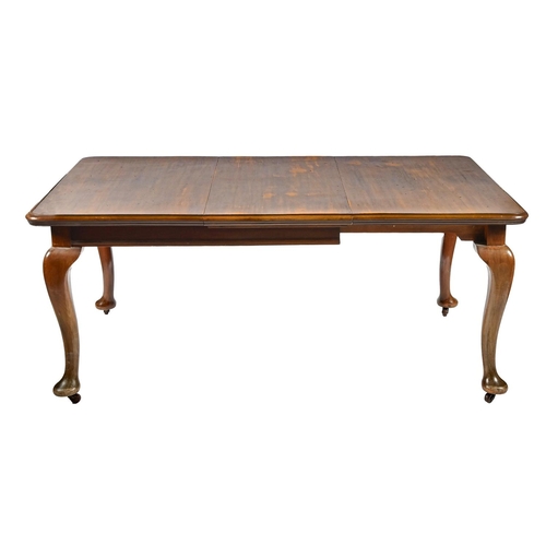 937 - A mahogany extending dining table, with leaf and a set of five mahogany dining chairs, with square t... 