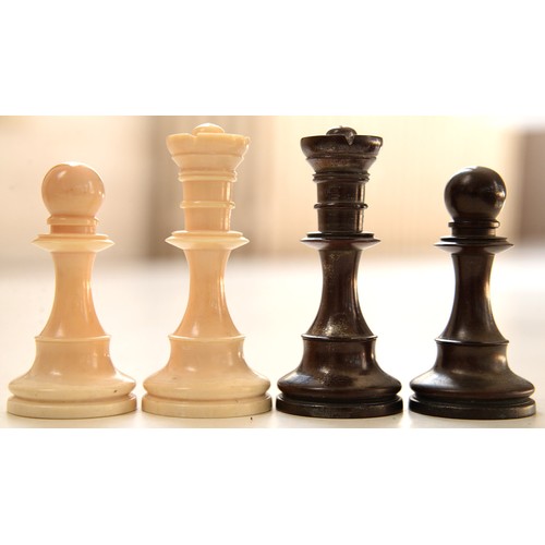 702 - A turned bone chess set, 19th/early 20th c, stained brown or natural, kings 72mm h (32)... 