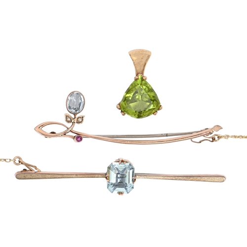 138 - A peridot pendant, in 9ct gold, 20mm h and two aquamarine bar brooches, in gold, 10.3g (3)... 