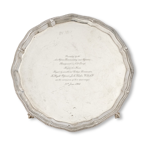319 - An Elizabeth II silver salver, on four feet, 25.5cm diam, by Thomas Bradbury & Sons Ltd, Sheffie... 