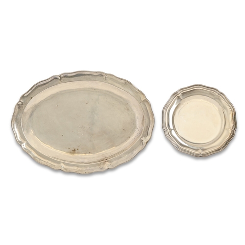 323 - A Chilean silver meat dish, 20th c, 37cm l, marked 0.900 CHILE and a similar plate, 23oz 3dwt (2)... 