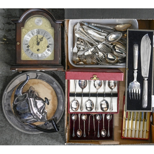 344 - Miscellaneous plated ware, early 20th c and later, to include gadrooned breadboard and teapot, cased... 