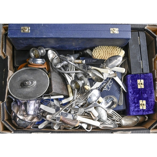 346 - Miscellaneous plated ware, Edwardian and later, to include an oval biscuit box, carving set, cased f... 