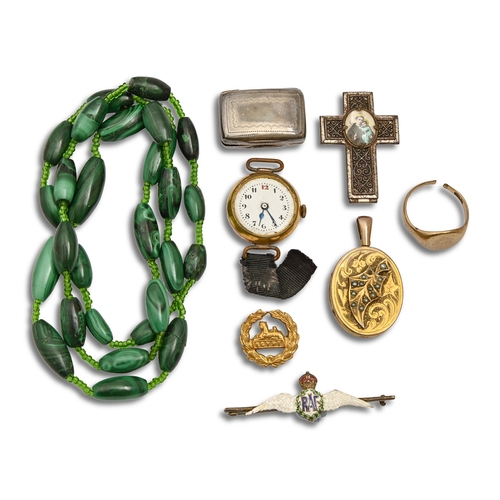 127 - A 9ct gold signet ring, a George III silver vinaigrette, silver and enamel RAF sweetheart's brooch, ... 