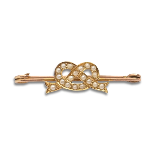 131 - A split pearl Staffordshire knot pin, in gold, 35mm l, 1.5g