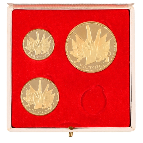 83 - Sir Winston Churchill. A set of three 18ct gold commemorative medals, 40mm diam and smaller, by Meta... 