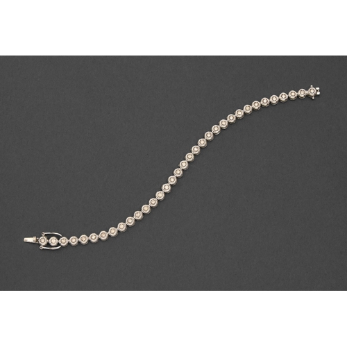 40 - A diamond bracelet, collet set and fully articulated in 18ct white gold, 18cm l, 15g... 