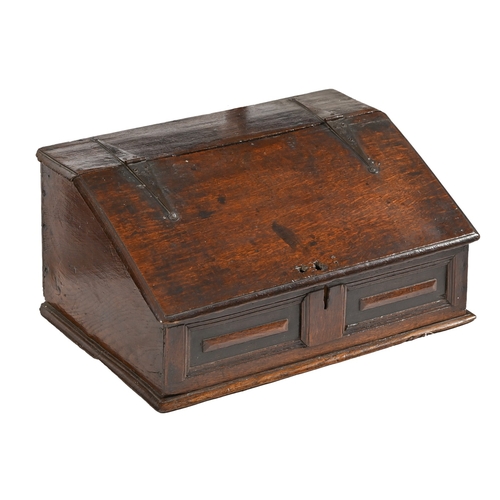 233 - An English boarded oak desk box, second quarter 18th c, with raised and fielded panel to the front, ... 