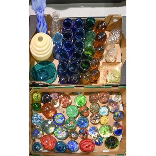 433 - Miscellaneous decorative and coloured glassware to include Carnival glass, Bohemian free form bowl, ... 