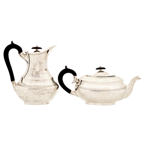 211 - A George VI silver teapot and lidded jug, jug 21cm h, by Viners Ltd, Sheffield 1939 and 1940, 39ozs ... 