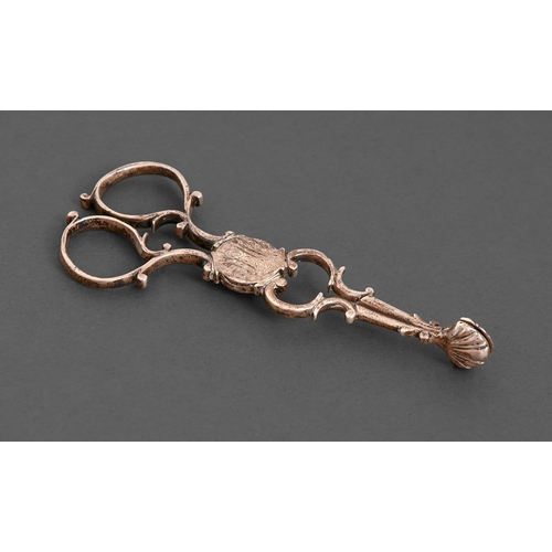 152 - A pair of George III silver sugar tongs, engraved with contemporary initials E K and further initial... 