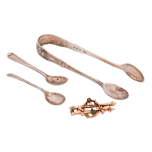 160 - A peridot bar brooch, in gold, 3.8cm w, pair of silver sugar tongs and two silver mustard spoons, go... 