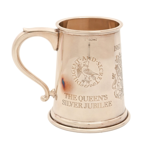 173 - College of Arms Queen's Silver Jubilee tankard. An Elizabeth II commemorative silver mug, 12cm h, ma... 