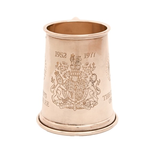 173 - College of Arms Queen's Silver Jubilee tankard. An Elizabeth II commemorative silver mug, 12cm h, ma... 