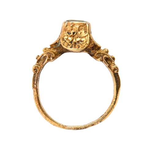 43A - A Spanish emerald and silver gilt finger ring, 16th c, the cut cornered and step cut emerald in a qu... 
