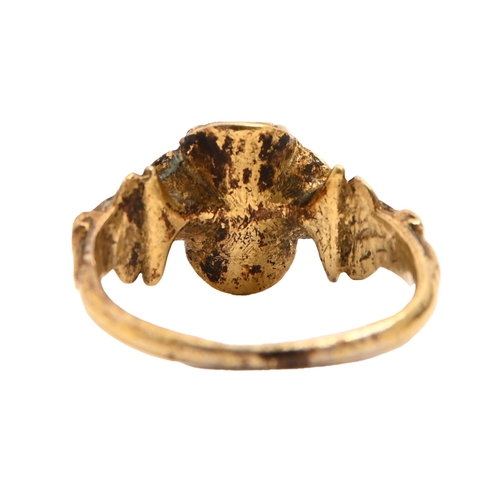 43A - A Spanish emerald and silver gilt finger ring, 16th c, the cut cornered and step cut emerald in a qu... 