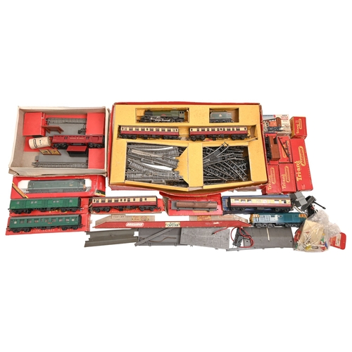 548 - Tri-ang and other OO gauge model railways, including electric scale model train set, R.23 operating ... 