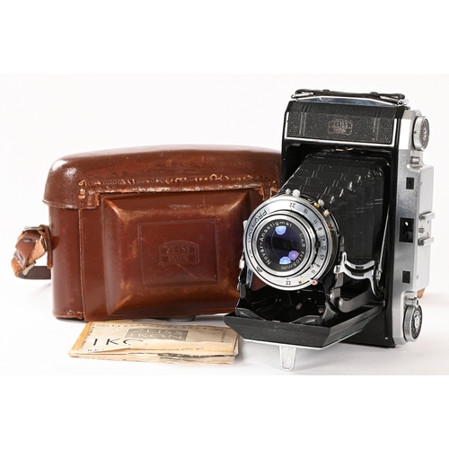 472 - Camera. Zeiss Ikonta, with coupled rangefinder and maker's Novar f4.5 105mm lens