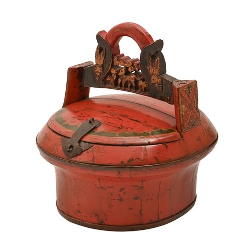 144 - A Chinese red lacquered wooden wedding basket, early 20th c, the gilt handle carved with birds and w... 