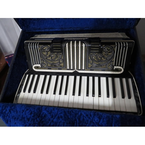 309 - FRONTALINI ITALIA accordion with box