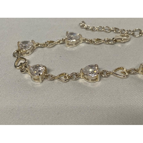 33 - Silver bracelet set with heart shaped stones 8.5g