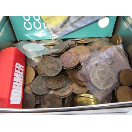 372 - Large collection of English coins including Victorian pennies and some commemorative coins. 4kg in t... 