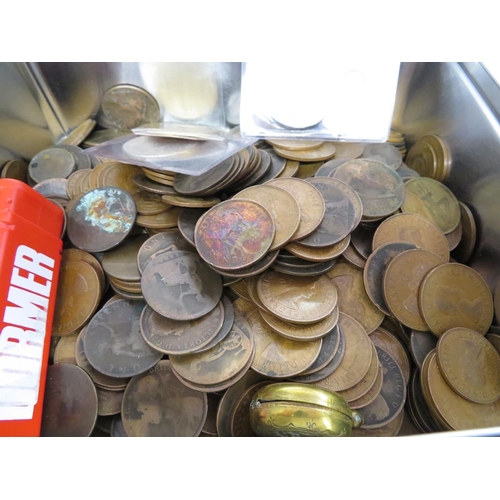 372 - Large collection of English coins including Victorian pennies and some commemorative coins. 4kg in t... 