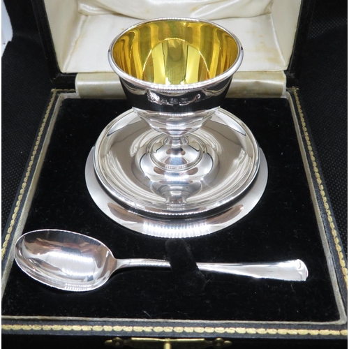 89 - Silver egg cup and spoon nicely boxed gilding to bowl Birmingham 1934