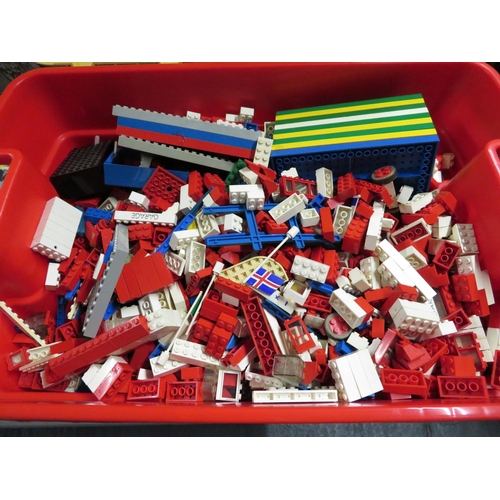 304 - Large mixed tub of vintage lego including large base plate and 1960's card street layout