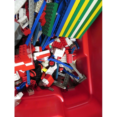 304 - Large mixed tub of vintage lego including large base plate and 1960's card street layout