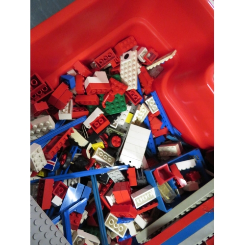 304 - Large mixed tub of vintage lego including large base plate and 1960's card street layout