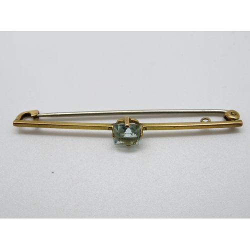 125 - 9ct Aquamarine bar brooch 1.8g