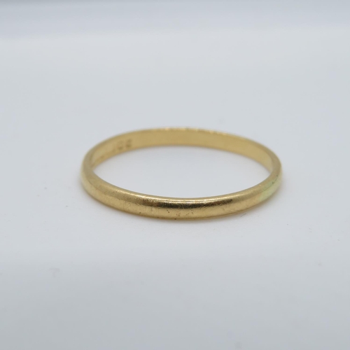 131 - 18ct wedding band size M 1.3g