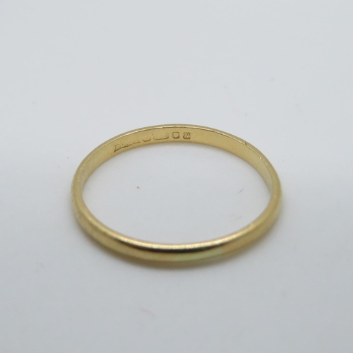 131 - 18ct wedding band size M 1.3g