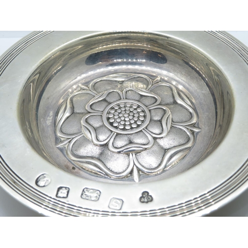 164 - HM silver Tudor Rose pin tray 104g