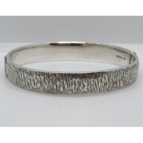 25 - Silver bark finish bangle slide fastener Birmingham 1974 15.9g