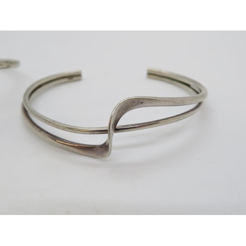 20 - 2x silver bracelets 30g