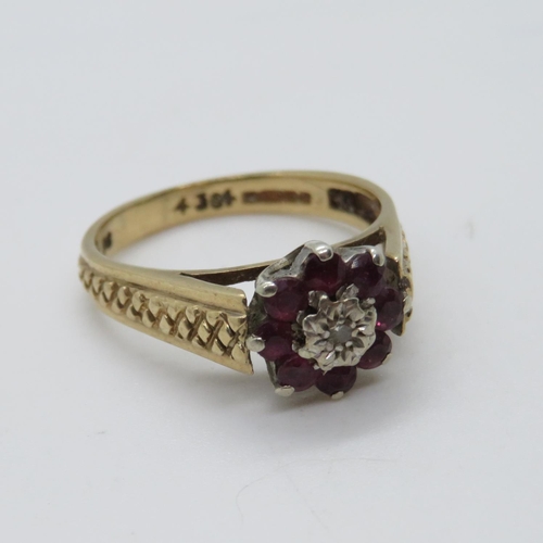 156 - 9ct gold ring with garnets 3.5g size O