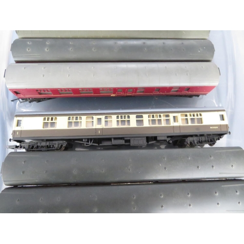 272 - Collection of 12x 00 train carriages